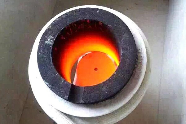 贵金属熔炼炉，它是一种采用中频麻豆中文字幕加热设备的环保熔炼炉