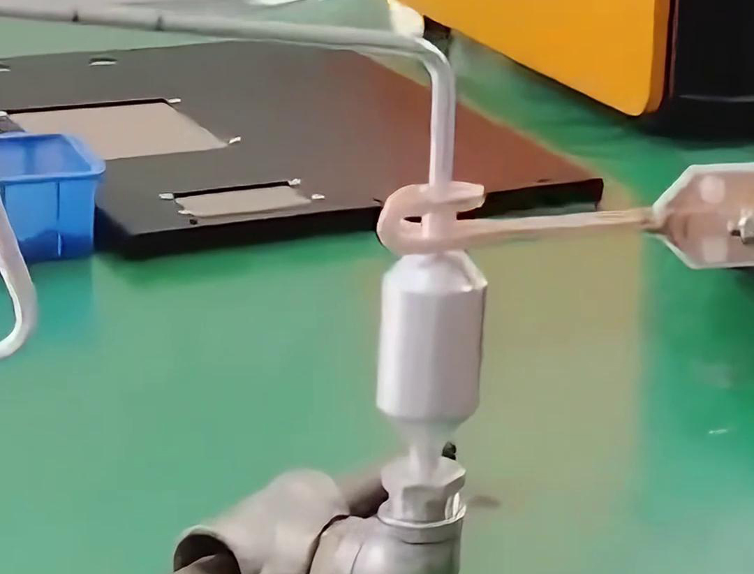 铝管铝储液器正在进行钎焊，用的是手持式高频麻豆中文字幕焊机