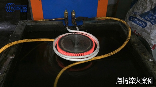 超音频麻豆中文字幕加热设备对直径300mm齿轮淬火