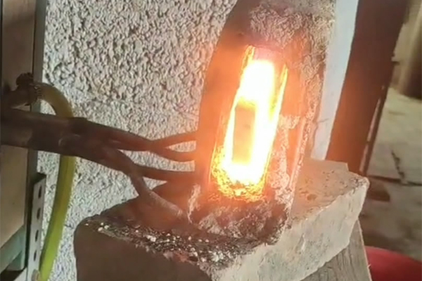 打铁也要与时俱进，以前烧碳加热钢件，现在都用麻豆中文字幕加热设备了